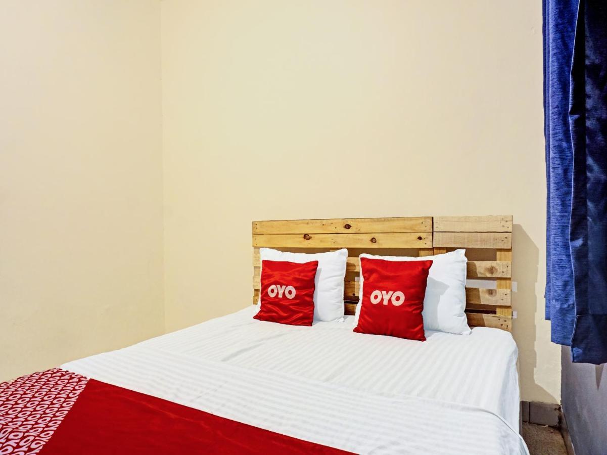 Oyo 91658 Luci'S House Hotel Джакарта Екстериор снимка
