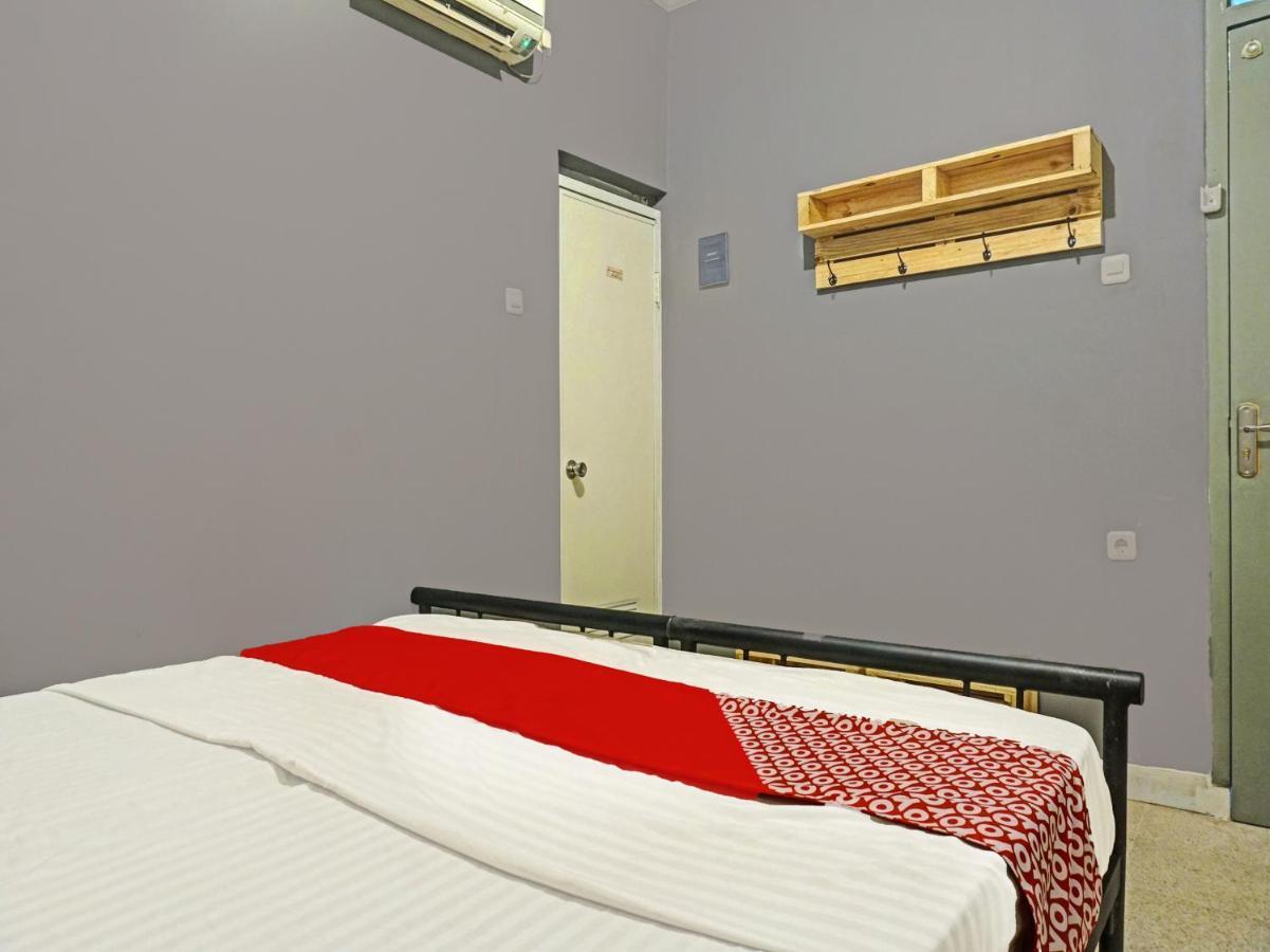 Oyo 91658 Luci'S House Hotel Джакарта Екстериор снимка
